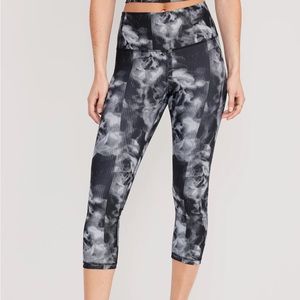 New with tags Old Navy Cropped Powersoft Athletic Leggings